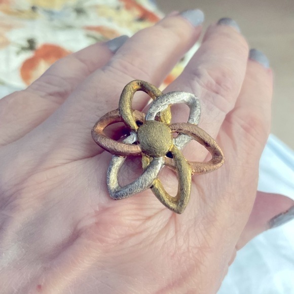 Rose, gold, silver floral motif ring. Size 7. Rhodium over .925 silver. - Picture 2 of 10